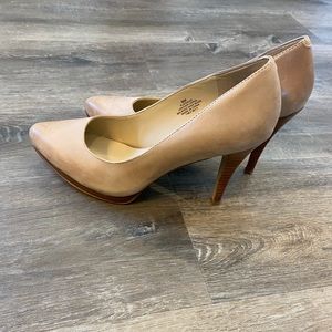 Nine West Cream/Tan High Heels size 8M